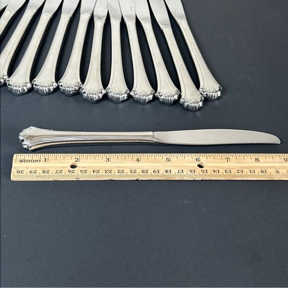 Lot of 13 Oneida Midtowne Dinner Knives 9” - Picture 3 of 3